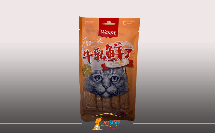 خوردن غذای تشویقی توسط گربه